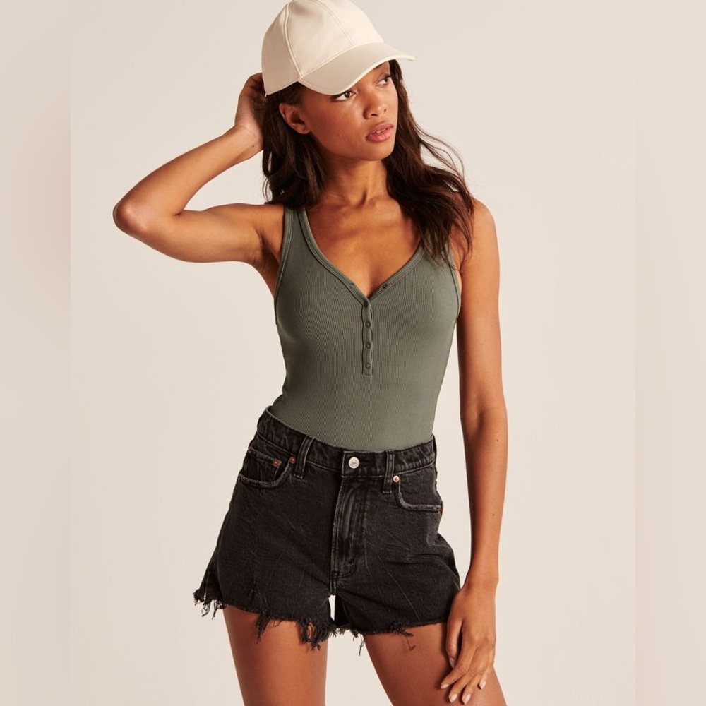 ABERCROMBIE & FITCH || Short Sleeved Ribbed Henley Bodysuit Size Small *Blush*